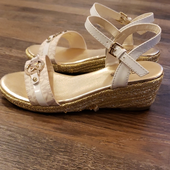 Michael Kors girls sandals size 3 gold and white - Picture 3 of 8